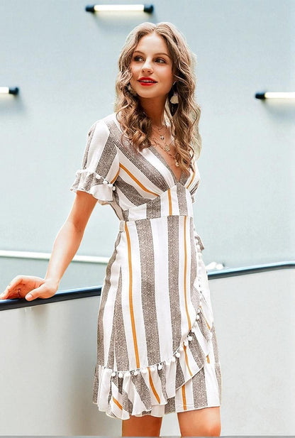 Robe à Manches Courtes à Rayures Colorées Et Taille Définie